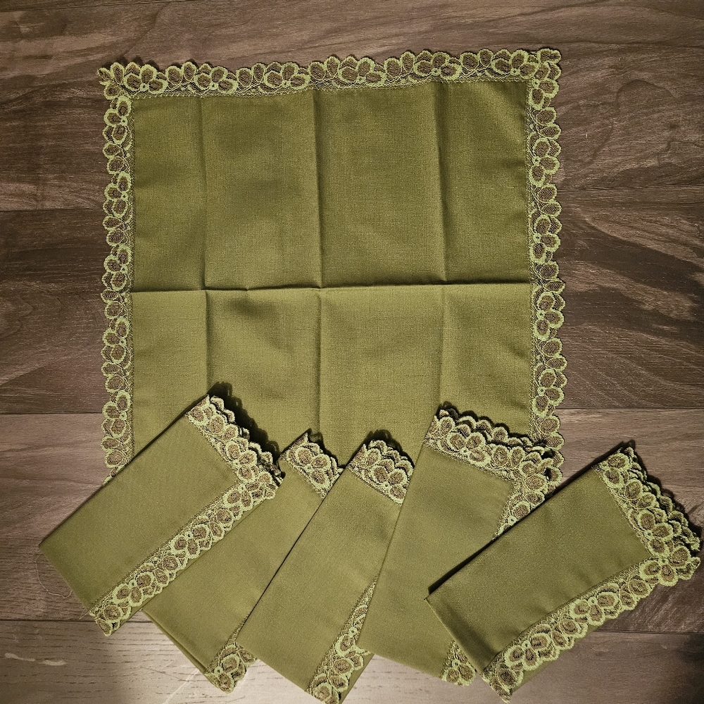 6 Vintage Avacado Green dinner napkins